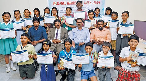‘﻿இந்து தமிழ்’ - என்எல்சி நிறுவனம் சார்பில் ஊழல் ஒழிப்பு விழிப்புணர்வு ஓவியப் போட்டி: வெற்றிபெற்ற பள்ளி மாணவர்களுக்கு பரிசளிப்பு 