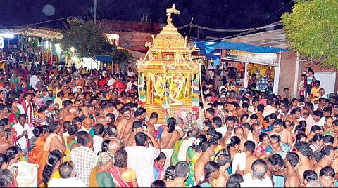 திருச்செந்தூர் கோயில் கந்தசஷ்டி விழாவில் நேற்று சுவாமி ஜெயந்திநாதர், வள்ளி-தெய்வானையுடன் தங்கசப்பரத்தில் எழுந்தருளி, வீதி உலா வந்து பக்தர்களுக்கு அருள்பாலித்தார்.
