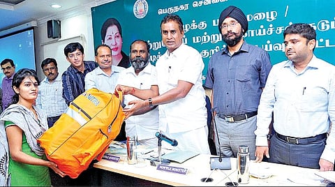 பருவமழை காலங்களில் வெள்ளம், புயல் உள்ளிட்ட பேரிடர்கள் ஏற்படும்போது மீட்புப் பணிகளில் ஈடுபட தமிழ்நாடு கமாண்டோ பள்ளி மூலம் பயிற்சி பெற்ற 200 தன்னார்வலர்களுக்கு ரூ.5,000 மதிப்புள்ள பேரிடர் மீட்பு உபகரணங்கள் மற்றும் சான்றிதழ்களை அமைச்சர்கள் எஸ்.பி.வேலுமணி, ஆர்.பி.உதயகுமார் ஆகியோர் வழங்கினர். அருகில், நகராட்சி நிர்வாக செயலாளர் ஹர்மந்தர் சிங், வருவாய் நிர்வாக ஆணையர் ஜெ.ராதாகிருஷ்ணன் பெருநகர சென்னை மாநகராட்சி ஆணையர் கோ.பிரகாஷ்.