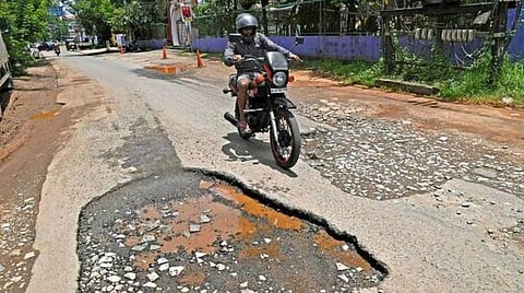 சாலை பள்ளம் பற்றி புகார் செய்தால் ரூ.500 பரிசு