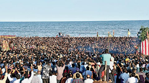 திருச்செந்தூர் கடற்கரையில் சூரசம்ஹாரம்: லட்சக்கணக்கான பக்தர்கள் சுவாமி தரிசனம் 