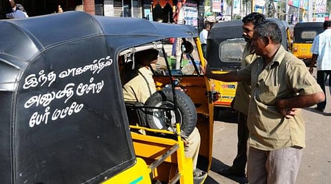 மதுரை சாலைகளில் மரண பயத்தைக் காட்டும் ஷேர் ஆட்டோக்கள்: 3 பேருக்கு பதில் 10 பேரை ஏற்றி அபாய பயணம்-  வேடிக்கை பார்க்கும் போலீஸ்