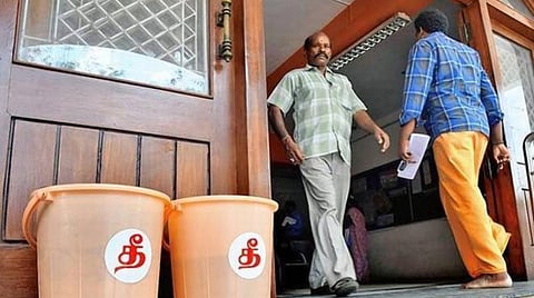 மதுரை ஆட்சியர் அலுவலகம் அருகே பெண் தீக்குளிக்க முயற்சி: பண மோசடி செய்தவர் மீது போலீஸ் நடவடிக்கை எடுக்காததால் விரக்தி
