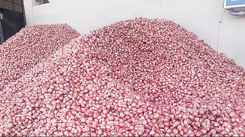 தொடர் மழையால்﻿ ﻿உயரும் சின்ன வெங்காயம் விலை﻿: ﻿ஒரு கிலோ ரூ. 60-ஐ எட்டியது﻿