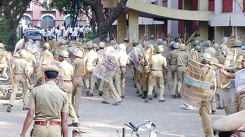 வழக்கறிஞர்கள் - போலீஸார் மோதலுக்கான காரணம் என்ன?