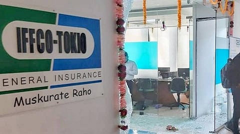 பயிர்க் காப்பீட்டு நிறுவன அலுவலகத்தை அடித்து நொறுக்கிய சிவசேனா: விவசாயிகளுக்கான காப்பீடுத் தொகையை அளிப்பதில் தாமதத்தால் ஆத்திரம் 