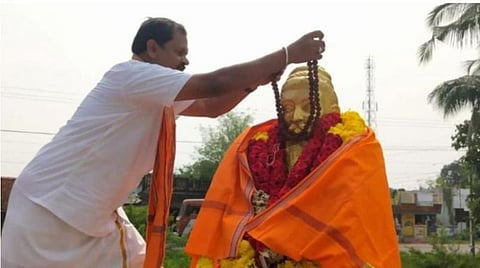 தஞ்சை திருவள்ளுவர் சிலைக்கு காவித்துண்டு, ருத்ராட்ச மாலை அணிவித்து பூஜை: அர்ஜுன் சம்பத் கைது