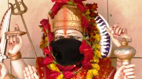 வாணாசியில் துர்கா சிலைக்கு கறுப்புத் துணி கட்டியிருந்த காட்சி.