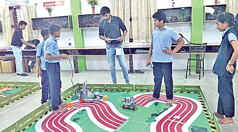 அருப்புக்கோட்டையில் ரோபோடிக் போட்டி: மாணவர்களுடன் கலந்துரையாடிய ரோபோட்