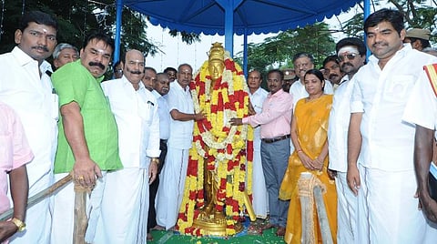 தஞ்சாவூர் பெரிய கோயிலில் சதய விழா கோலாகலம்; மாமன்னன் ராஜராஜ சோழன் சிலைக்கு மரியாதை: பெருவுடையாருக்கு 48 திரவியங்களால் அபிஷேகம்