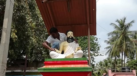 திருவள்ளுவர் சிலையை சுத்தம் செய்யும் பாஜக பிரமுகர்