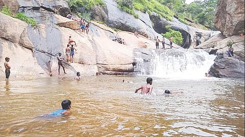 வருசநாடு அருகே யானைகஜம் அருவிக்கு நீர்வரத்து﻿: ﻿குளித்து மகிழும் சுற்றுலா பயணிகள்﻿