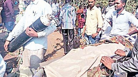 மத்திய பிரதேசத்தின் சத்புரா வனப்பகுதியில் உள்ள இலுப்பை மரத்தை தொடுவதற்காக, மருத்துவமனையில் தீவிர சிகிச்சைப் பிரிவில் இருக்கும் முதியவர் ஒருவரை அவரது குடும்பத்தினர் அழைத்து வருகின்றனர்.