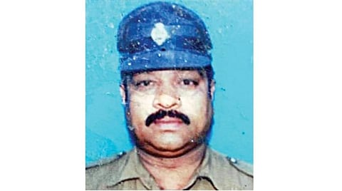 கார் மோதி காவலர் மரணம்: கல்லூரி மாணவர் கைது
