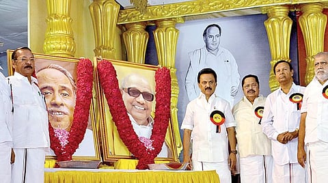 திமுக பொதுக்குழு கூட்டம் சென்னை ராயப்பேட்டை ஒய்எம்சிஏ மைதானத்தில் நேற்று நடந்தது. இதில், மறைந்த தலைவர்கள் அண்ணா. கருணாநிதி உருவப் படங்களுக்கு கட்சித் தலைவர் ஸ்டாலின் மற்றும் நிர்வாகிகள் மலர் தூவி மரியாதை செலுத்தினர்.