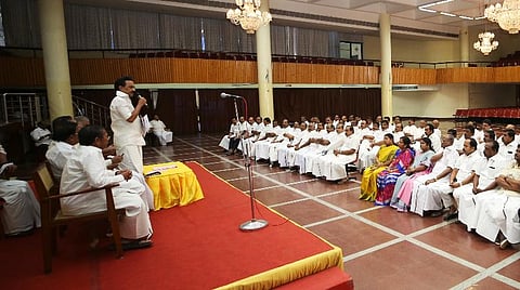 மாவட்டச் செயலாளர்கள் கூட்டத்தில் பேசும் ஸ்டாலின்.