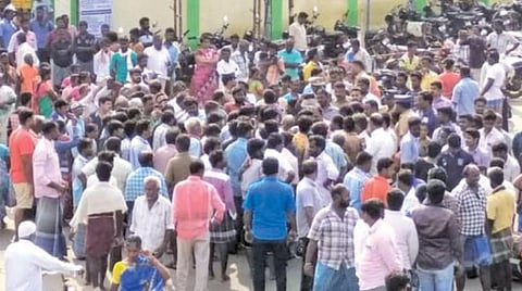 பொதுமக்கள் ஆர்ப்பாட்டத்தில் ஈடுபட்ட போது