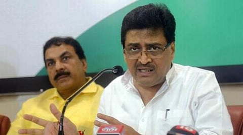 சிவசேனாவுக்கு ஆதரவா? -  சொகுசு விடுதியில் இருந்து காங்கிரஸ் நிர்வாகிகள் டெல்லி பயணம்