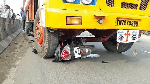 கோவை கோல்டுவின்ஸ் அருகே விபத்துக்குள்ளான இருசக்கர வாகனங்கள், லாரியின் சக்கரத்துக்கு அடியில் கிடக்கின்றன.