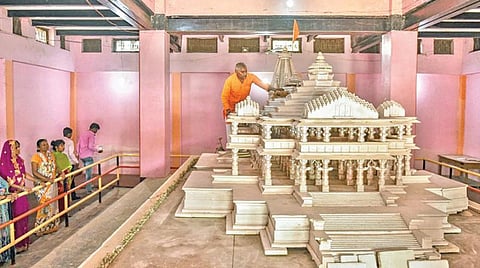 அயோத்தியின் கரசேவகபுரத்தில் வைக்கப்பட்டுள்ள, ராமர் கோயிலின் மாதிரியை பார்க்க பக்தர்கள் குவிந்து வருகின்றனர். படம்: பிடிஐ
