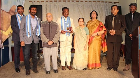 துணை முதல்வருக்கு சிறப்பு பதக்கம்