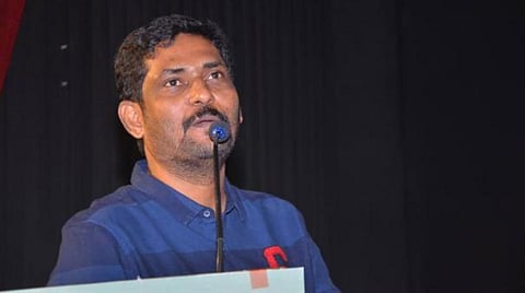 சிறிய படங்களைச் சாகடிக்கிறார்கள்: திரையரங்கு உரிமையாளர்களைச் சாடியுள்ள சுரேஷ் காமாட்சி