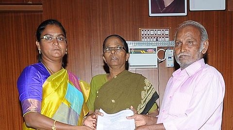 பெற்றோரிடம் மீட்டுக் கொடுத்த மாவட்ட ஆட்சியர் மகேஸ்வரி
