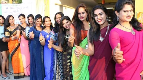 திருநங்கைகள் பாஸ்போர்ட் பெற தடையாக உள்ள விதியை மாற்றக்கோரி வழக்கு : மத்திய அரசுக்கு  உயர் நீதிமன்றம் நோட்டீஸ்