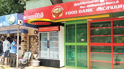 திருச்சி அன்பு சுவரில் நிரம்பியுள்ள ஆடைகளை எடுக்க பொதுமக்கள் ஆர்வம் காட்டும் நிலையில், அருகில் உள்ள அட்சய பாத்திர மையம் உணவுப் பொருட்கள் இன்றி காலியாக உள்ளது.படம்: ஜெ.ஞானசேகர்