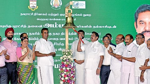 சென்னை ஸ்மார்ட் சிட்டி திட்டத்தின்கீழ் ரூ.58 கோடியே 97 லட்சத்தில் தியாகராய நகர் தியாகராய சாலையில் கட்டப்பட்ட நடைபாதை வளாகம் மற்றும் 23 ஸ்மார்ட் சாலைகளை பொதுமக்கள் பயன்பாட்டுக்கு மணி அடித்து திறந்து வைக்கிறார் முதல்வர் பழனிசாமி. உடன் அமைச்சர்கள் எஸ்.பி.வேலுமணி, டி.ஜெயக்குமார், பி.தங்கமணி, கே.பி.அன்பழகன், இரா.துரைக்கண்ணு, தமிழ்நாடு பாடலூர் கழகத் தலைவர் பா.வளர்மதி, அரசு தலைமைச் செயலர் க.சண்முகம் நகராட்சி நிகர்வாகம் மற்றும் குடிநீர் வழங்கல் துறை செயலர் ஹர்மந்தர் சிங், சென்னை மாநகராட்சி ஆணையர் கோ.பிரகாஷ்.