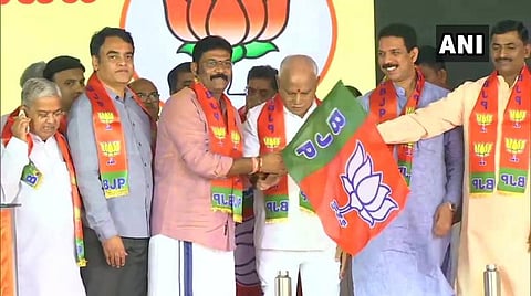 கர்நாடகா: தகுதி நீக்கம் செய்யப்பட்ட  எம்எல்ஏக்கள்  பாஜகவில் இணைந்தனர்