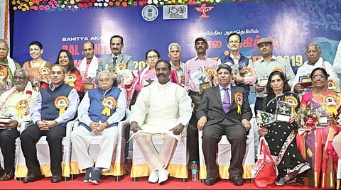 ‘பால சாகித்ய புரஸ்கார் 2019 விருது’ வழங்கும் விழா சென்னையில் நேற்று நடைபெற்றது. நிகழ்ச்சியில் பங்குபெற்ற சாகித்ய அகாடமி தலைவர் சந்திரசேகர கம்பார், துணைத் தலைவர் மாதவ் கவுசிக், செயலாளர் கே.னிவாசராவ், கவிஞர் வைரமுத்து மற்றும் பால சாகித்ய புரஸ்கார் விருதுகள் பெற்ற எழுத்தாளர்கள் உள்ளிட்டோர் | படம்: க.ஸ்ரீபரத்
