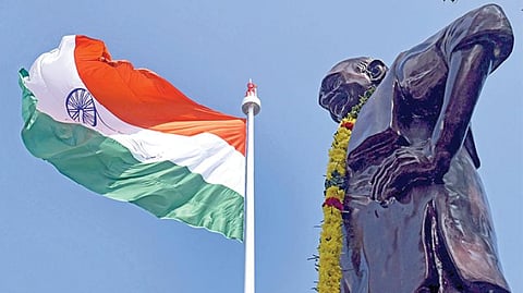 சத்தியமூர்த்தி பவனில் காமராஜர் சிலைக்கு அருகில் அமைக்கப்பட்டுள்ள 150 அடி உயர கம்பத்தில் காங்கிரஸ் கொடியை அக்கட்சியின் மாநிலத் தலைவர் கே.எஸ்.அழகிரி ஏற்றி வைத்தார் | படம்:ம.பிரபு