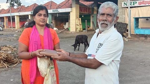 6 சவரன் தங்க நகையை சாலையில் தவறவிட்ட பெண்: நேர்மையாக ஒப்படைத்த முதியவர்