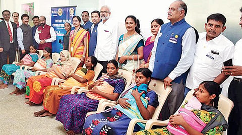 குறைமாதத்தில் பிறந்த குழந்தைகளின் எடை அதிகரிப்புக்காக கோவை அரசு மருத்துவமனை, தீவிர சிகிச்சை பிரிவில் அளிக்கப்படும் ‘கங்காரு மதர்கேர்’ சிகிச்சை.