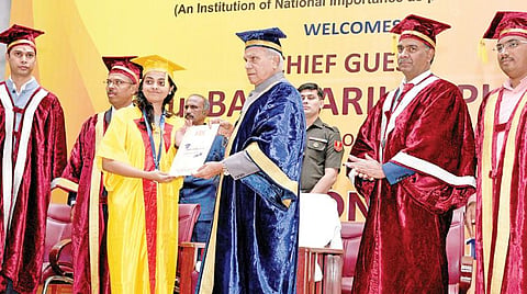 இருங்காட்டுக்கோட்டையில் காலணி வடிவமைப்பு மற்றும் மேம்பாட்டு நிறுவனம் சார்பில் நடைபெற்ற பட்டமளிப்பு விழாவில் மாணவ, மாணவியருக்கு தமிழக ஆளுநர் பன்வாரிலால் புரோஹித் பட்டங்களை வழங்கினார்.படம்:எம்.முத்துகணேஷ்