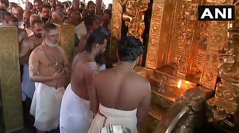 சபரிமலையில் தீபாராதனையுடன் நடை திறக்கப்பட்ட காட்சி : படம் ஏஎன்ஐ