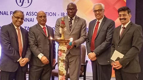 சென்னையில் நடந்த சர்வதேச நிதிகழக மாநாட்டில் பங்கேற்ற ஜமைக்கா உச்ச நீதிமன்ற தலைமை நீதிபதி பைரன் ஸைக்ஸ் மற்றும் இந்திய வருமான வரி மேல்முறையீட்டு தீர்ப்பாயத் தலைவர் நீதிபதி பி.பி.பட் மற்றும் சர்வதேச நிதி கழக நிர்வாகிகள்.