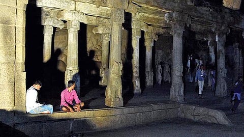 இருளில் மூழ்கிய நிலையில் இருக்கும் மாமல்லபுரம் கலைச் சின்னங்கள்.