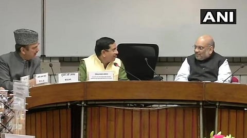 அனைத்துக்க ட்சிக் கட்டத்தில் அமித் ஷா, குலாம் நபி ஆசாத் ஆகியோர் பங்கேற்ற காட்சி : படம் ஏஎன்ஐ