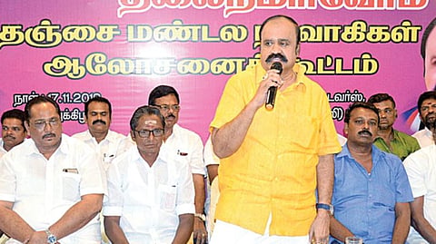 தஞ்சாவூரில் நேற்று நடைபெற்ற அமமுக அதிருப்தியாளர்கள் மண்டல ஆலோசனைக் கூட்டத்தில் பேசுகிறார் வா.புகழேந்தி.