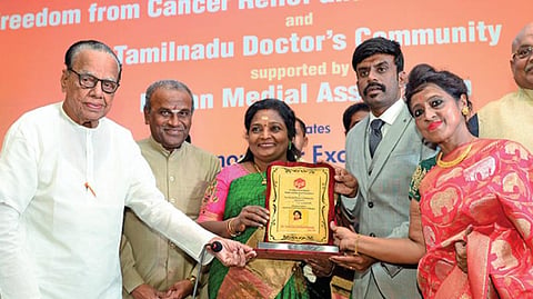 ‘ஃப்ரீடம் ஃப்ரம் கேன்சர்’ அறக்கட்டளை, இந்திய மருத்துவ சங்கம் சார்பில் தெலங்கானா ஆளுநர் தமிழிசை சவுந்தரராஜனுக்கு சென்னையில் நேற்று பாராட்டு விழா நடத்தப்பட்டது. தமிழக முன்னாள் சுகாதாரத் துறை அமைச்சர் எச்.வி.ஹண்டே, அறக்கட்டளை நிறுவனர் டாக்டர் அனிதா ரமேஷ் ஆகியோர் தமிழிசைக்கு நினைவுப் பரிசு வழங்கினர். அருகில் தமிழிசையின் கணவர் சவுந்தரராஜன், தமிழ்நாடு மருத்துவர்கள் சங்கத் தலைவர் சிஎம்கே ரெட்டி, தமிழ்நாடு டாக்டர் எம்ஜிஆர் மருத்துவப் பல்கலைக்கழக முன்னாள் துணைவேந்தர்கள் மயில்வாகனன் நடராஜன், டி.ராஜா ஆகியோர்.படம்: பு.க.பிரவீன்