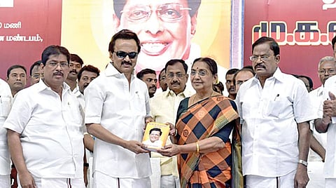 மறைந்த முன்னாள் அமைச்சர் வீரபாண்டி ஆறுமுகத்தின் ‘திராவிட இயக்க வரலாற்றில் என் பயணம்’ என்ற நூலை சேலத்தில் திமுக தலைவர் ஸ்டாலின் வெளியிட, துணை பொதுச் செயலாளர் சுப்புலட்சுமி ஜெகதீசன் பெற்றுக் கொண்டார். உடன் கிழக்கு மாவட்ட திமுக பொறுப்பாளர் வீரபாண்டி ராஜா உள்ளிட்டோர். படம்:எஸ்.குரு பிரசாத்