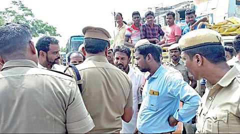 நாகை மாவட்டம் வேளாங்கண்ணி கீழத்தெருவில் நேற்று கண்டெடுக்கப்பட்ட புத்தர் சிலையை கீழ்வேளூர் வட்டாட்சியர் அலுவலகத்துக்கு கொண்டு செல்ல எதிர்ப்பு தெரிவித்து டிஎஸ்பி முருகவேல் மற்றும் போலீஸாருடன் வாக்குவாதத்தில் ஈடுபட்ட பாஜகவினர்.