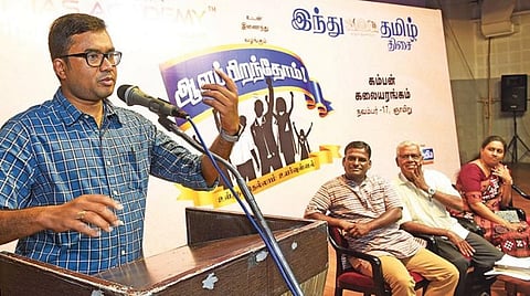 ‘இந்து தமிழ் திசை’ நாளிதழ் மற்றும் ‘சங்கர் ஐஏஎஸ் அகாடமி’ இணைந்து புதுச்சேரி கம்பன் கலையரங்கில் நடத்திய ‘ஆளப்பிறந்தோம்’ நிகழ்ச்சியில் உரையாற்றும் புதுச்சேரி ஆட்சியர் அருண். அருகில் ‘இந்து தமிழ் திசை’ நாளிதழின் நடுப்பக்க ஆசிரியர் சமஸ், சமூக செயற்பாட்டாளர் பேராசிரியர் பிரபா கல்வி மணி, சங்கர் ஐஏஎஸ் அகாடமியின் கருத்தாளர் ரஷிதா சிவசங்கரன் | படங்கள்: எம்.சாம்ராஜ்