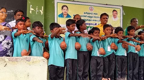 சேமிப்பு பழக்கத்தை ஏற்படுத்த சிதம்பரம்பட்டியில் அரசு பள்ளிக் குழந்தைகளுக்கு மண் உண்டியல்