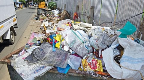 ஆவாரம்பாளையம் மகாத்மா காந்தி சாலையில் நீண்ட நாட்களாக தேங்கி கிடக்கும் குப்பை. படங்கள்: ஜெ.மனோகரன்