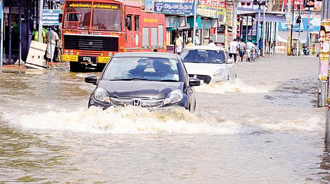 திருநெல்வேலி சந்திப்பில் சாலையில் தேங்கிக் கிடக்கும் நீரில் ஊர்ந்து வரும் வாகனங்கள்.