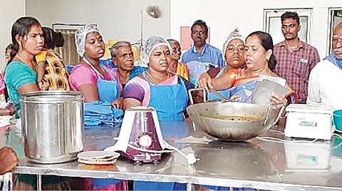 நாகை கீச்சாம்குப்பத்தில் உள்ள மீன்பதன தொழில்நுட்ப கூடத்தில் பயிற்சி பெற்ற காரைக்கால் மாவட்ட ஆத்மா குழு மீனவப் பெண்கள்.