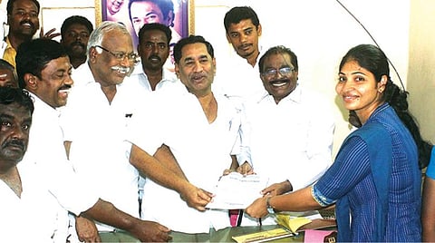 மதுரை மேயர் தேர்தலில் திமுக சார்பில் போட்டியிட கட்சி நிர்வாகிகளிடம் விருப்ப மனு அளித்த கோ.தளபதியின் மகள் மேகலா.